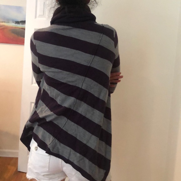 Purple and gray turtle neck - Picture 2 of 3
